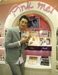 【ETUDE】 [報導] 韓國超萌美妝品牌 ETUDE HOUSE 粉嫩進駐南台灣 水感花美男 高以翔  熱情擁抱公主粉絲