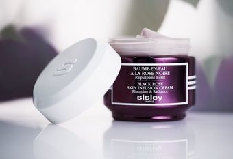 【SISLEY 希思黎】 後天養成春日玫瑰肌的關鍵！ 輕輕一抹瞬間潤澤滋養肌底 從容綻放會呼吸的澎潤水嫩肌 趕在春日前收穫逆天透亮神級素顏！