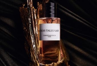 【DIOR 迪奧】 《迪奧香氛世家-忘憂聖木香氛》 木與糖的交織：幸運飾物幻化的嗅覺對話 