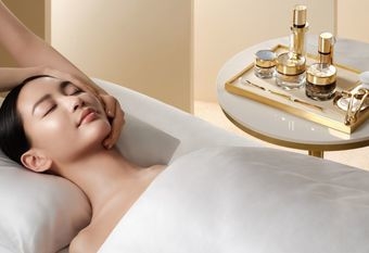 【Estée Lauder 雅詩蘭黛】 VIP尊寵邀約 雅詩蘭黛頂級逆齡保養盛宴 「夏日黑鑽松露．逆時私享會」 能量水晶 × 奈米級活氧導入 珍稀黑鑽松露精華 開啟逆齡科學關鍵   共構青春美肌與內在平衡的奢活之旅