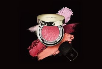 【COSME DECORTE 黛珂】 給予肌膚透明光澤感 同時凸顯肌膚原有的紅潤氣色 從每個角度都能感受表情魅力 AQ琉光頰彩 2025/08/01正式開賣