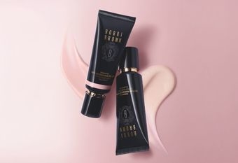 【BOBBI BROWN 芭比波朗】 第一支粉紅中藥妝前乳 全新色登場 #玫瑰粉嫩霜  蘊含冬蟲夏草珍稀能量妝前奢養 一抹自帶光圈 提亮、潤色、保濕、防曬 多效合一 疊擦更亮