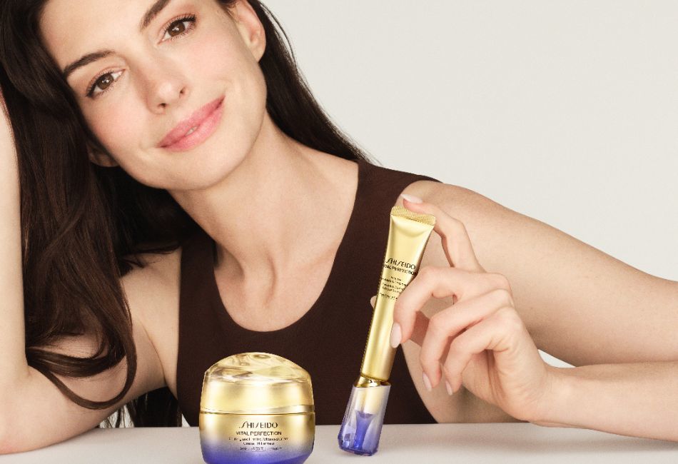 VITAL PERFECTION  NO.1 史上最強A醇  抗老權威科研新突破  2025 全新 A醇小熨斗 重磅登場獨家專利「4MSK 袪黑淡斑配方」 科學實證：1週撫紋淡斑  無痛實現「無針凹陷填充」 