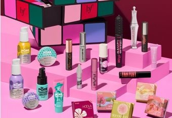 【Benefit】 2025終極美妝魔方倒數月曆 深度「解」鎖美妝密碼！「轉」出閃耀好運喜悅。