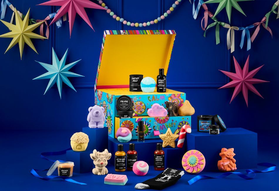 LUSH 為你揭開 2025 年聖誕節驚喜序幕！ 2 款倒數月曆踏進充滿懷舊氛圍的聖誕市集