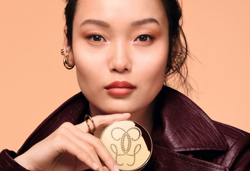 全新24K純金光透精華氣墊粉餅 養膚成分全新升級 新添「黑蜂蜂蜜」X創新「服貼網紗技術」 打造輕透水光妝感 2026.01.15正式上市 全新24K純金光透精華氣墊粉餅 養膚成分全新升級 新添「黑蜂蜂蜜」X創新「服貼網紗技術」 打造輕透水光妝感 2026.01.15正式上市