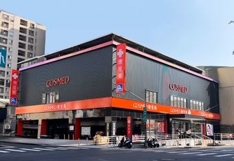 【Cosmed 康是美】 康是美直接把OLIVE YOUNG 搬來啦！四大品牌完整進駐！ 打造美妝潮流殿堂，超旗艦「桃華/東興」門市 12/19狂歡開幕！ 滿額扭蛋贈品、命定香水機、全區IP潮玩，推薦必買一次看！