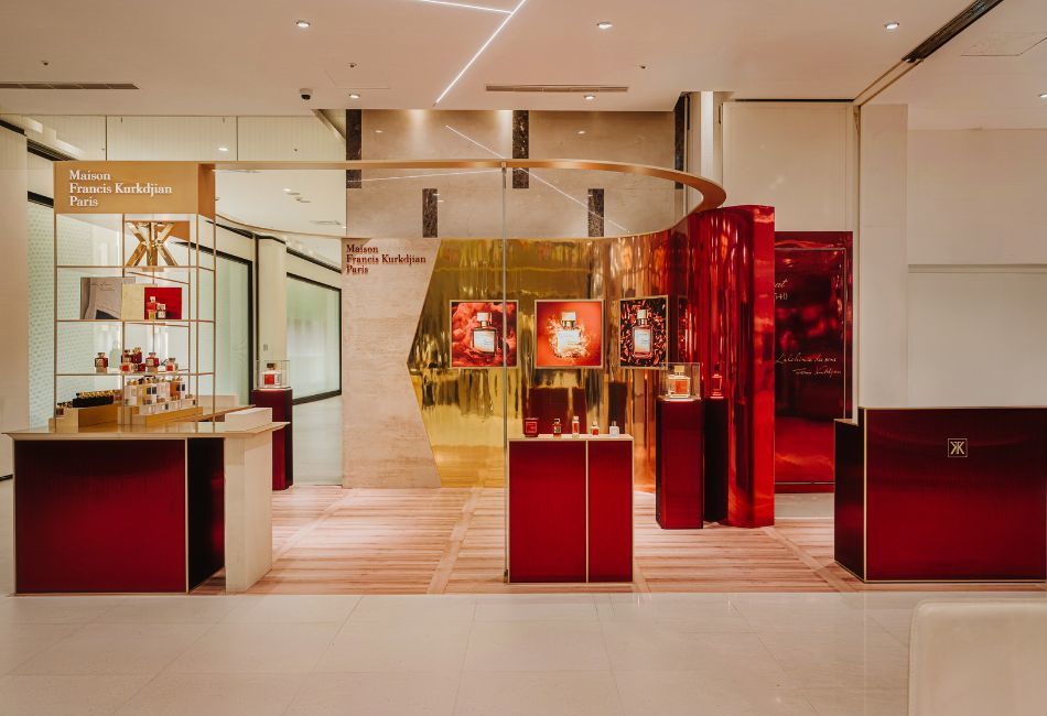 當代香氛傳奇 Baccarat Rouge 540 水晶之燄 十周年 Maison Francis Kurkdjian「水晶之燄感官煉金術」主題限定快閃店 首度南下高雄漢神巨蛋 2026/1/3 再續紅色傳奇 當代香氛傳奇 Baccarat Rouge 540 水晶之燄 十周年 Maison Francis Kurkdjian「水晶之燄感官煉金術」主題限定快閃店 首度南下高雄漢神巨蛋 2026/1/3 再續紅色傳奇