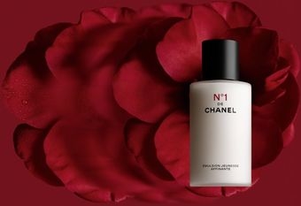 【CHANEL 香奈兒】 香奈兒1號紅色山茶花活能精華乳 日復一日  煥活細緻霧光肌 