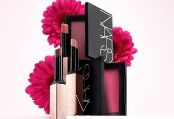 【NARS】 2026 戀情開運從妝開始： 情人節招桃花必收水光唇膏＆炫色腮紅 全新莓果色調上市
