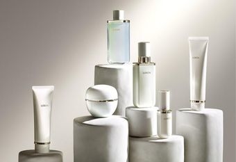 【ALBION 奧碧虹】 「AUTHENTIQUE 匠心凝時」今年 1 月再推出匠心之作－「匠心凝時曜光 UV 防禦精華」及「匠心凝時之霜 一週年限定版」，日夜修護的美膚哲學，展現匠心凝時的極致藝術