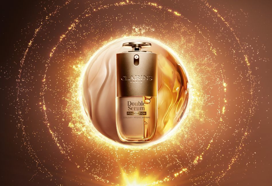 第一支「雙管」精華粉底，掀起彩妝新革命 克蘭詩【黃金雙萃精華粉底液】看得見的水精華 雙萃入妝，光感服貼 ！煥發年輕3歲光采  2/11台灣搶先發表