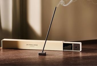 【JO MALONE】 全新線香系列 當香氣化作可見的裊裊煙韻 承襲日本香道靈感演繹現代香氛儀式