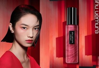 【shu uemura 植村秀】 1噴上臉開光又亮顏?全新定妝噴霧『開光小紅噴】震撼上市 上臉打造顯幼態的高級好命感！