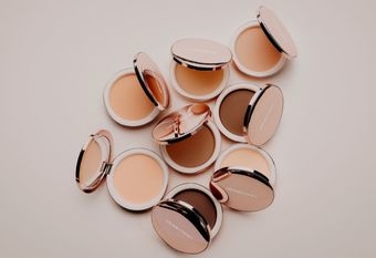 【LAURA MERCIER 蘿拉蜜思】 全新首創霜轉粉「煥顏柔霧立體修顏霜」 革命性融膚質地，再塑原生立體肌