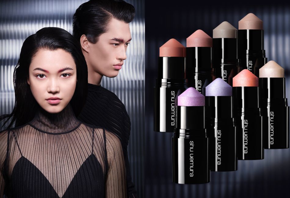 【shu uemura 植村秀】 傳奇之作續寫巔峰！『新一代武士刀眉筆』40年後首度極致升級！搭配新品全8款絕美色選『3D聚光小臉彩妝棒』上臉，重塑輪廓打造全方位精緻幼態妝容！