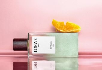【LOEWE】 全新「奇蹟天光濃香精」，將空氣中的花香，收攏成貼近肌膚的氣息