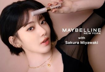 【MAYBELLINE 媚比琳】 LE SSERAFIM 宮脇咲良同款電眼直擊！ 「小櫻花」擔任媚比琳日本品牌大使，挺豐翹睫毛膏打造 24H 豐盈捲翹睫！