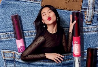 【Benefit】 Y2K 千禧回憶正式回歸經典 「紅粉菲菲兩用隨身筆」再次掀起全球美妝熱潮 重新定義ITS GIRL美學 一筆解鎖4大美力