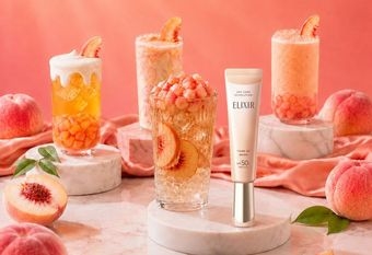 【ELIXIR 怡麗絲爾】 2026夏日控油持妝推薦！ 怡麗絲爾蜜桃小金管攜手人氣手搖『抿茶』 一抹抗暗沉，全天定格膠原蜜桃肌