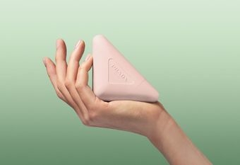 【PRADA Beauty】 顛覆疊香 唯我莫測 全新【唯我莫測奢潤護手霜】50ML NTD2,100 7.1正式上市