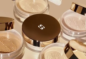 【SISLEY 希思黎】 盛夏不溶妝、不蠟黃！ Sisley施展最高境界「底妝極致保鮮術」 輕撲定格純淨高級感，打造羽量級零負擔底妝