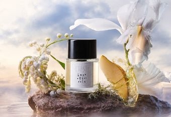 【D'ORSAY】 全新《K.M. 雨後依然淡香精》亞洲首發上市，由調香師Fanny Bal 打造嶄新的「新式花香西普調」，並攜手法國藝術家Frédéric Forest，以插畫詮釋「愛，是雨停後，你仍留在我身旁的那片寂靜」