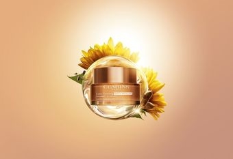 【CLARINS 克蘭詩】 低頭之間，頸部老化悄悄開始 克蘭詩【膠原美頸霜】全新登場 45年專研對抗「科技頸」，重塑頸胸年輕線條