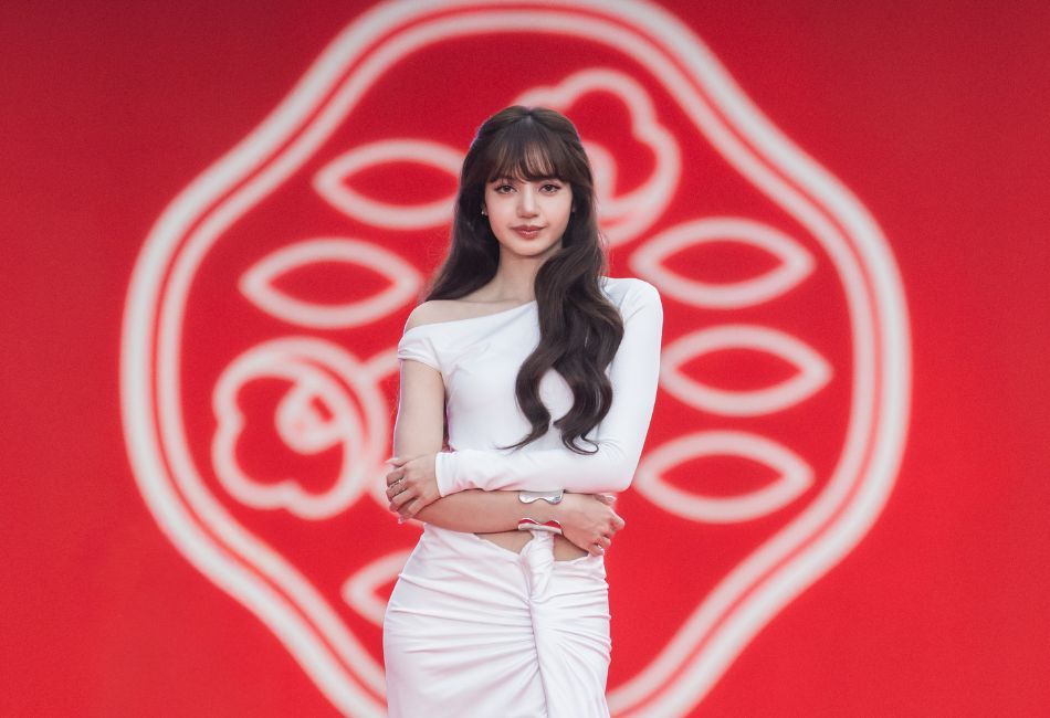 2026 最大美妝盛事！  資生堂小紅瓶全球代言人 LISA 空降曼谷 「LISA’s Backstage」告訴你 :  舞台上自體發光，就靠小紅瓶！