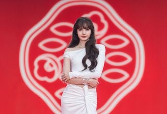 【SHISEIDO 資生堂國際櫃】 2026 最大美妝盛事！  資生堂小紅瓶全球代言人 LISA 空降曼谷 「LISA’s Backstage」告訴你 :  舞台上自體發光，就靠小紅瓶！