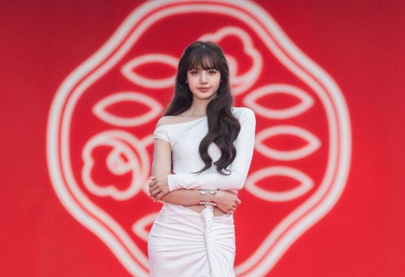 【SHISEIDO 資生堂國際櫃】 2026 最大美妝盛事！  資生堂小紅瓶全球代言人 LISA 空降曼谷 「LISA’s Backstage」告訴你 :  舞台上自體發光，就靠小紅瓶！