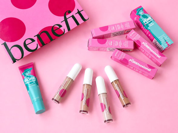 PR【Benefit】 拒絕體驗底妝鬼故事！傳奇級隱形露搭配全新精華遮瑕棒 立刻懂得什麼叫”完美底妝公式” 原地秒變高級臉！