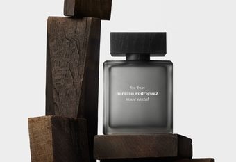 【narciso rodriguez】 2026 年必收藏的木質麝香男香 全新 for him 紳墨檀蘊淡香精 溫潤檀香揉合經典麝香，展現沉穩而深邃的現代男性魅力