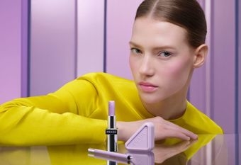 【PRADA Beauty】 玩光嫩唇 紫成一格 ，限量幻光紫系列 傾迷沁果 唯我莫測