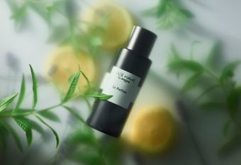 【SISLEY 希思黎】 雨天霉味瀰漫、加上通勤汗臭難以忍受 掌握明星級體味管理法 一噴還原乾淨高質感偽體香