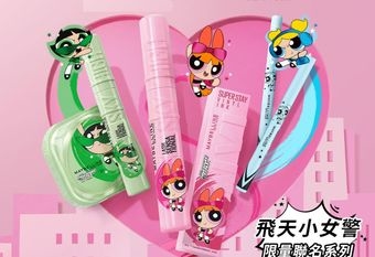 【MAYBELLINE 媚比琳】 飛天小女警 X 媚比琳最強「聯萌」集合囉!全臉明星彩妝換上限定戰服 「美力超能基地」期間限定登場