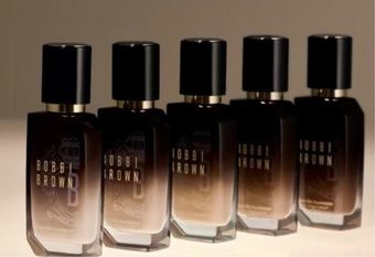 【BOBBI BROWN 芭比波朗】 養膚底妝之王再進化！ NEW【冬蟲夏草緞光精萃粉底】 三重煥色鎖光科技！24H鎖住女神光 奢華植萃養膚配方 輕如絲緞 滿足五大底妝需求 綻現肌膚原生光采