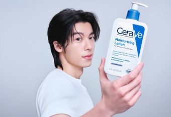 【CeraVe 適樂膚】 許光漢首度化身「CeraVe Man」 從科幻大片到日常保養　揭開男神推薦的屏障修護 適樂膚以「8倍修護力」展現科研實力 皮膚科醫師共同研發，搭配120小時長效保濕，滿足日常乾燥肌修護需求