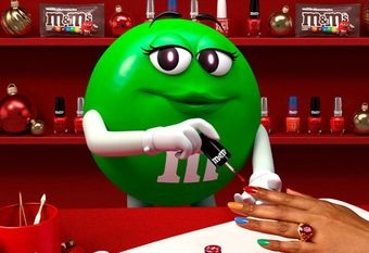 【OPI】 甜蜜不融你手 OPI x M&M's 攜手打造 2026節慶指彩系列  10.16繽紛登場