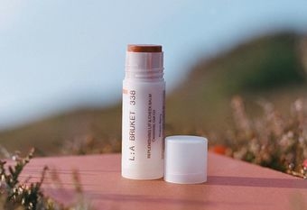 【L:A BRUKET】 延續全球平均每兩分鐘售出一支的經典明星護唇棒,全新推出「潤色修護唇頰棒」系列