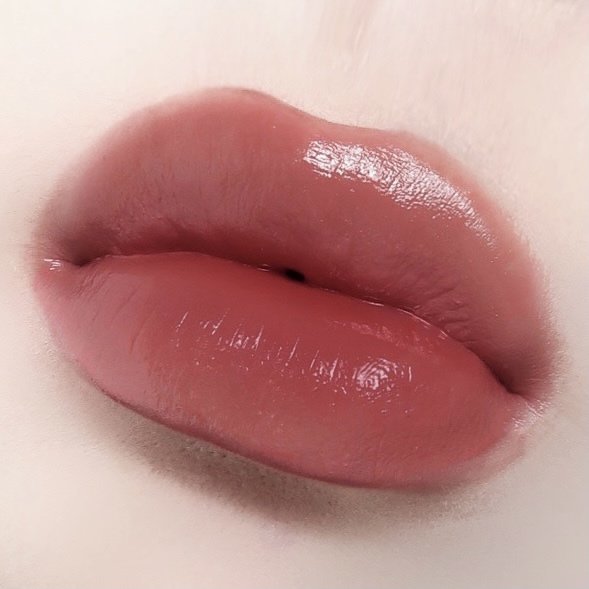 TOM FORD】 前往隱世小島，為回憶鑲上金邊讓陽光輕撫，撒上日落
