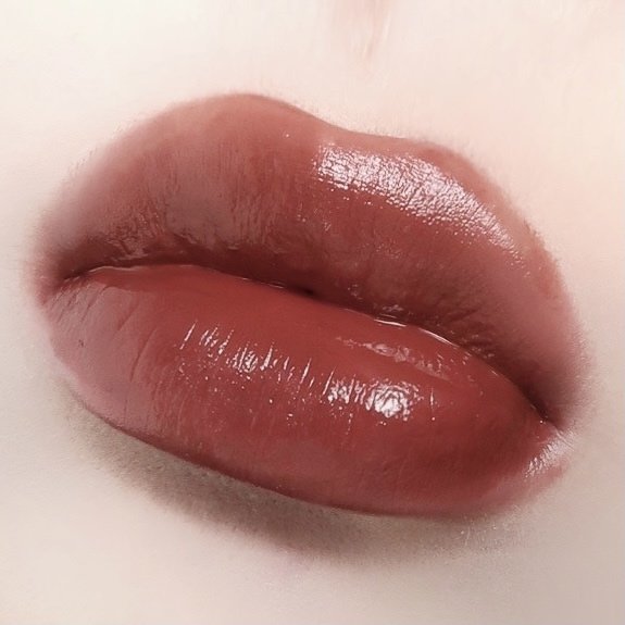 TOM FORD】 前往隱世小島，為回憶鑲上金邊讓陽光輕撫，撒上日落