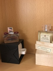 蘭花為中味，後味則是麝香,琥珀,雪松。