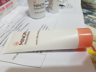 網友貓月在心得中提到柔和保濕卸妝乳和旅行組有關 卸妝乳給用的是一組的旅行組,缷妝、洗臉、化