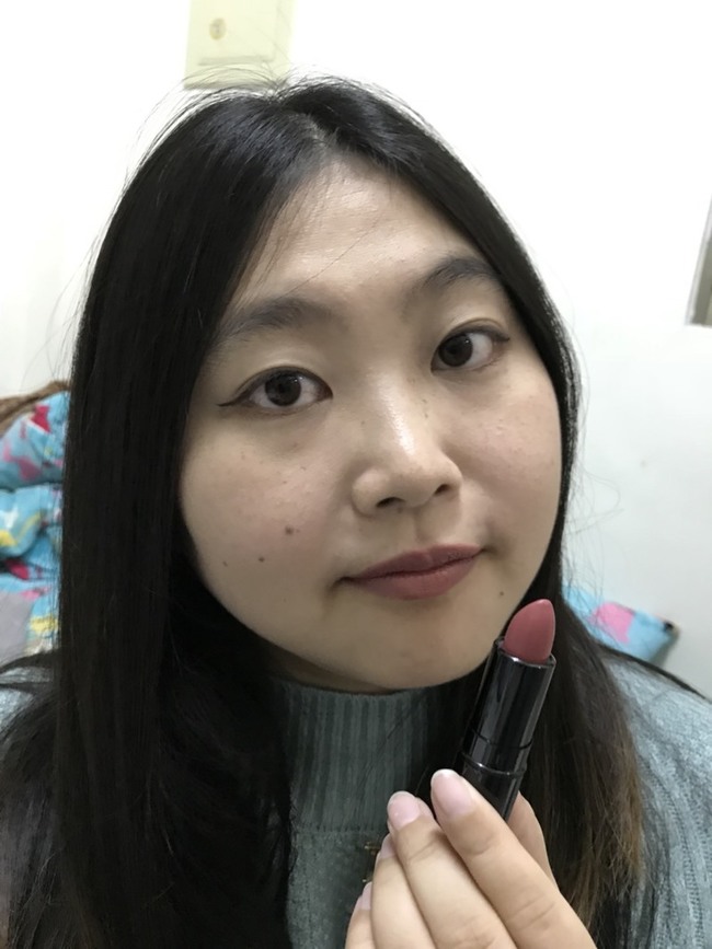 開架唇彩/KATE TOKYO/凱婷唇膏-高顯色映象唇膏 RS-1 顏色偏豆沙，顯氣質，質地滑順好塗抹 彩妝品分享 攝影 民生資訊分享 