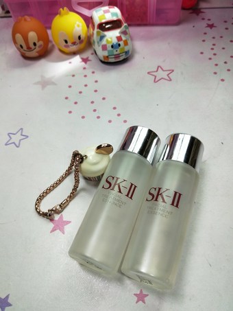 貼著鏡子看很久，因為換季的關係最近底妝一直