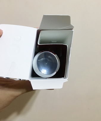 一點了瓶身採按壓式真空瓶罐的設計，日霜是白