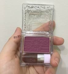 很熱門的腮紅~有先到屈臣氏試顏色天阿~~顏