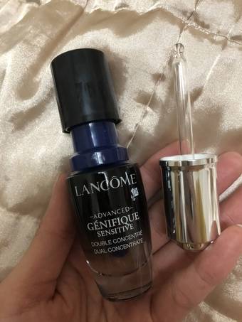 的部份往下壓轉，讓真空瓶中的精華往下混合在