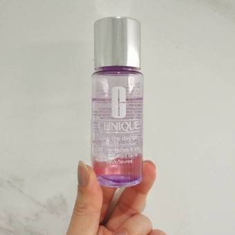 網友燕小主在心得中提到紫晶唇眸淨妝露 Take The Day Off Make Up Remover for Lids, Lashes & Lips和隨身包有關 目前手邊的是50ml旅行組)有時畫了比較隱